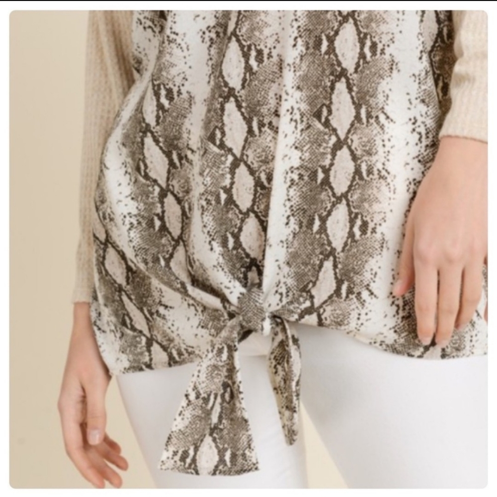 ✨SNAKE PRINT CONTRAST TOP W/V-NECKLINE-NEW - Picture 10 of 11